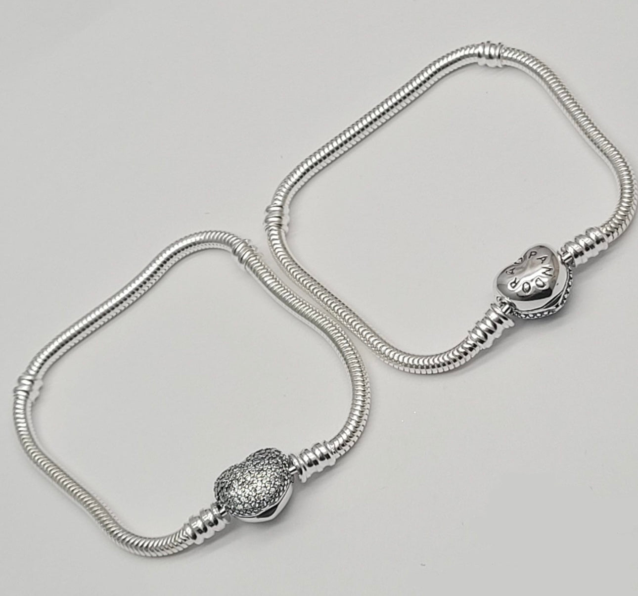 BRAZALETE DE CORAZÓN CON INCRUSTACIONES PLATEADO