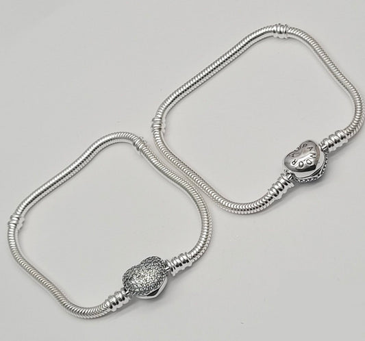 BRAZALETE DE CORAZÓN CON INCRUSTACIONES PLATEADO