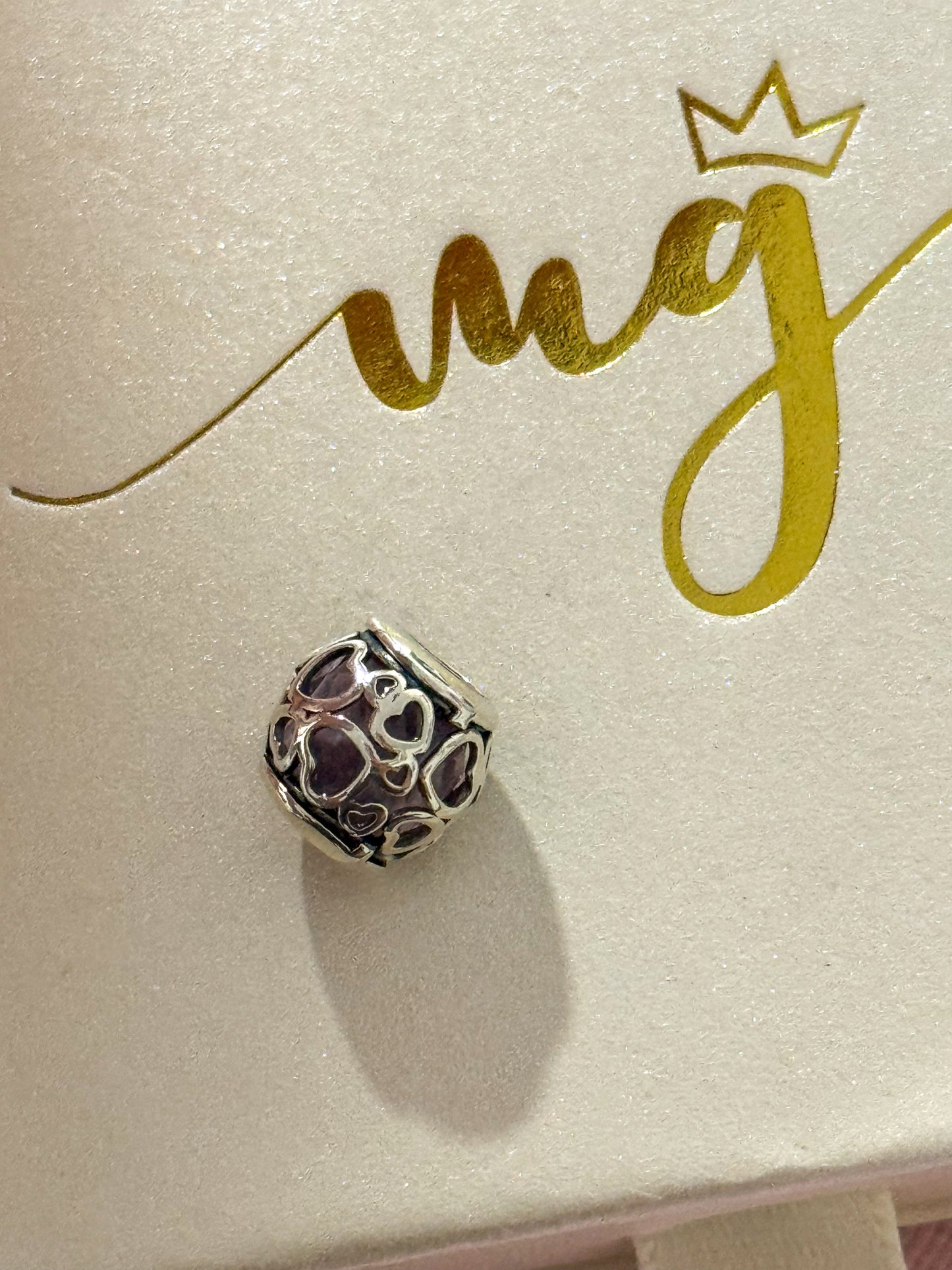 CHARM CON CORAZONES Y FONDO ROSADO