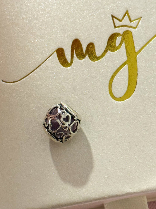 CHARM CON CORAZONES Y FONDO ROSADO