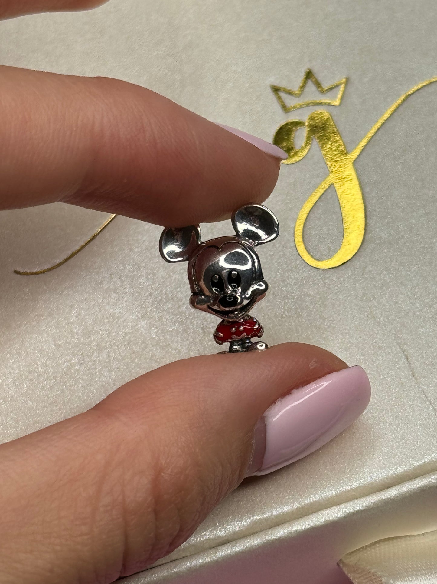 MICKEY CON PANTALONES ROJOS